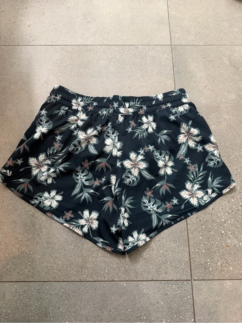 Vuori Clementine 2.0 Shorts 4” - Picture 3 of 4